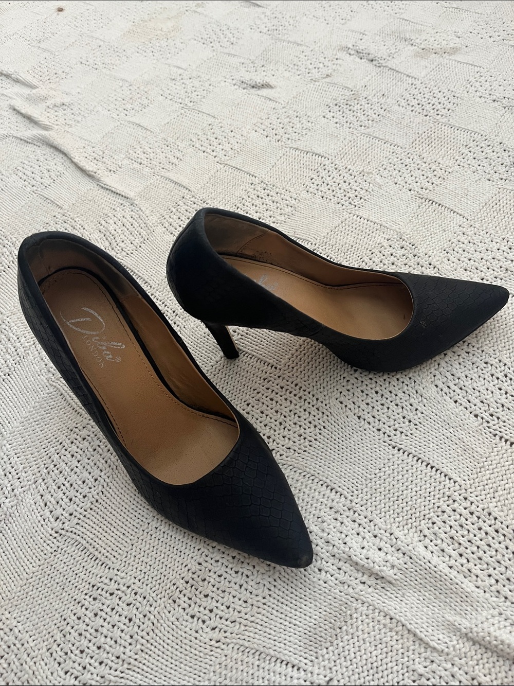 Classic Black Pointed-Toe Women's Pumps